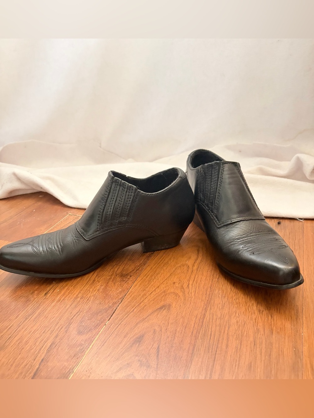 Vintage Durango Black Leather Western Ankle Booties with Cuban Heel, size 8